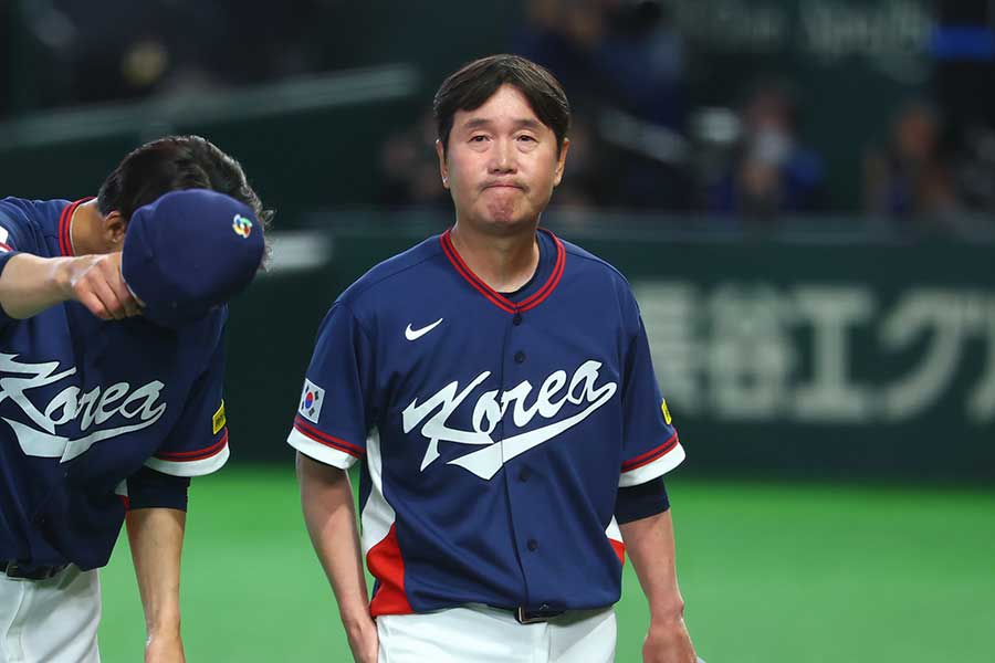 豪州に勝利し、1次ラウンド突破を決めた韓国のリュ・ジヒョン監督【写真： 加治屋友輝】