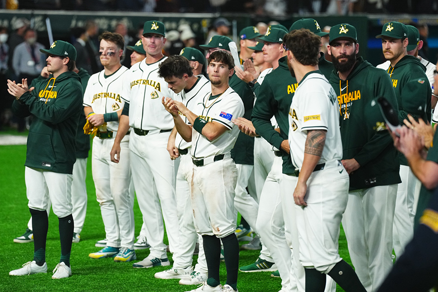 敗戦後ベンチ前に整列し、スタンドへ感謝を示したオーストラリア代表【写真：小林靖】