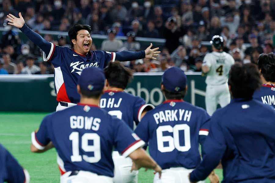 豪州に勝利し喜びを爆発させる韓国の選手たち【写真：ロイター】