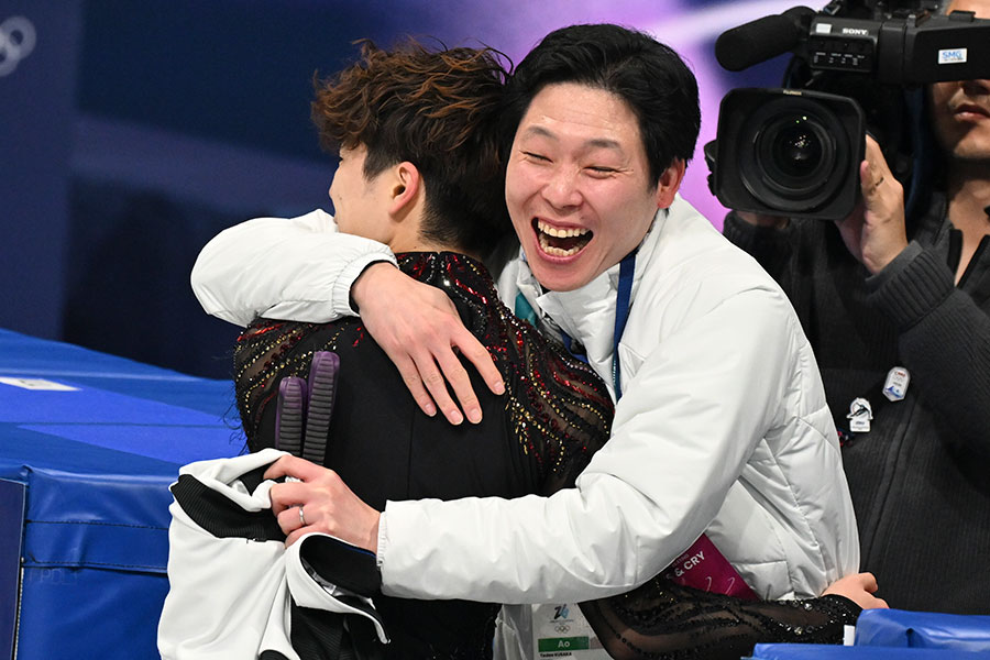 佐藤駿（左）と抱き合う日下匡力コーチ【写真：エンリコ/アフロスポーツ】