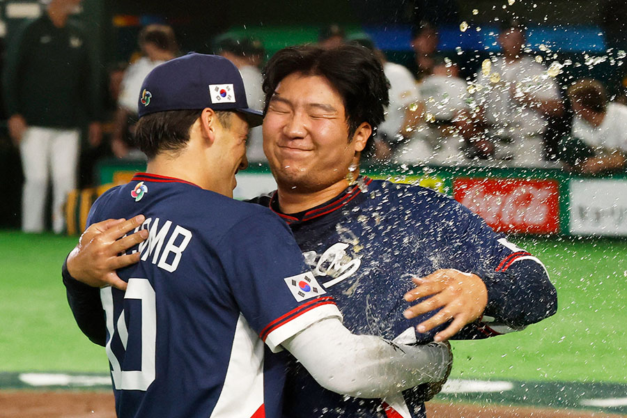 1次ラウンド突破を決め、シェイ・ウィットコム（左）と抱き合うムン・ボギョン【写真：ロイター】