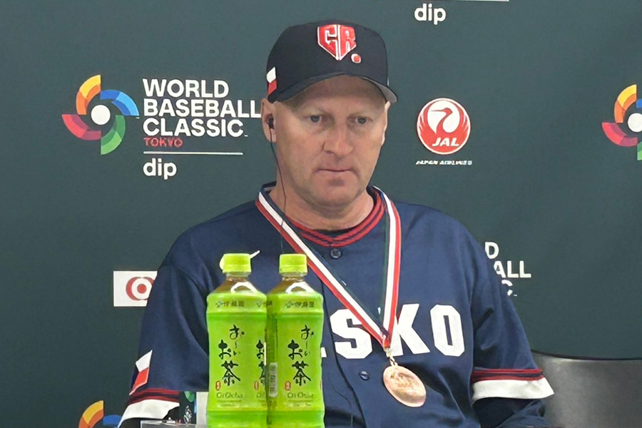 首にメダルを掛けて会見に出席したチェコ代表のパベル・ハジム監督【写真：編集部】