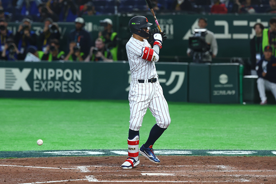 8回に死球を受けた佐藤輝明【写真：加治屋友輝】