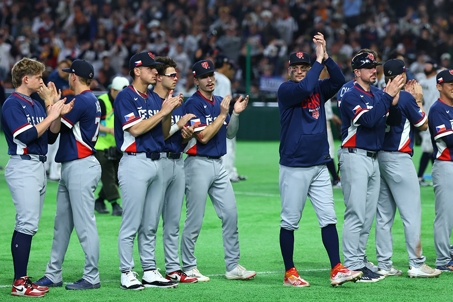 侍ジャパンに敗戦後、整列してスタンドへ挨拶するチェコ代表【写真：加治屋友輝】