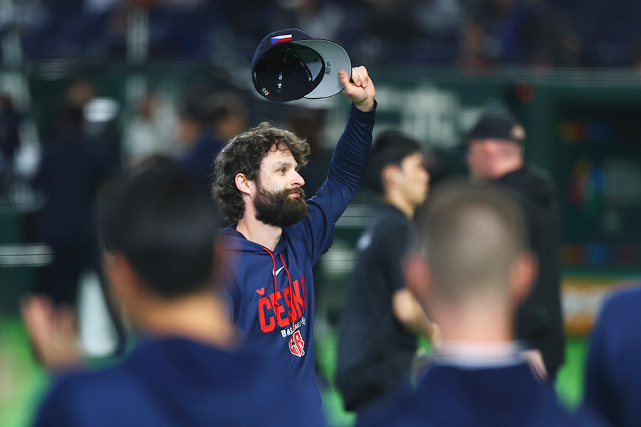 侍ジャパン戦後、スタンドに帽子をとって挨拶するオンジェイ・サトリア【写真：加治屋友輝】