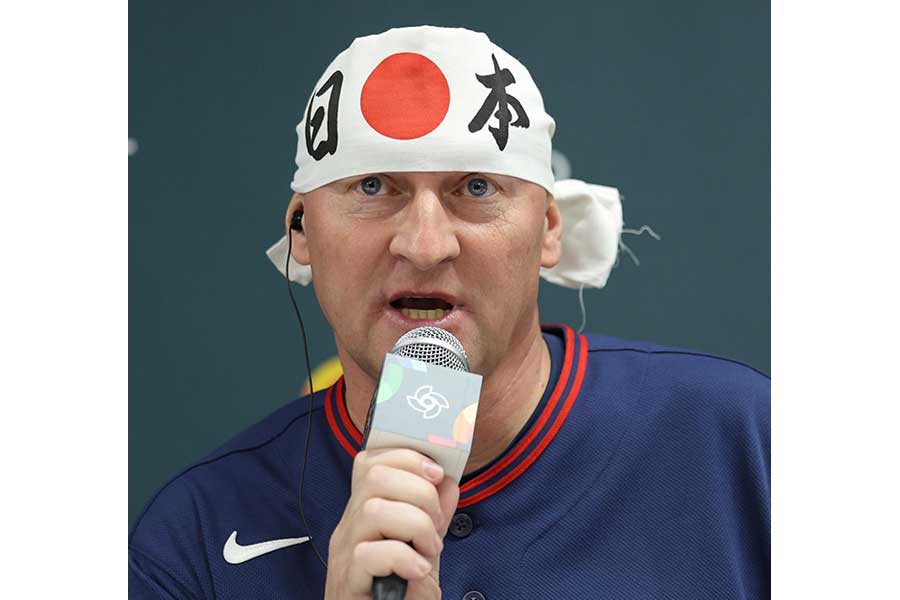 日本戦後の会見でハチマキを締めたチェコ代表のパベル・ハジム監督【写真提供：読売新聞】