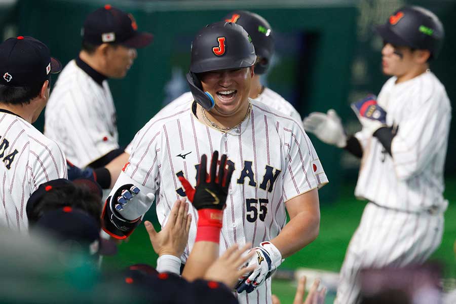 ホームランを放った村上宗隆【写真：ロイター】