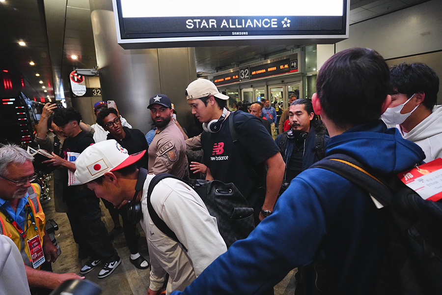 マイアミ国際空港に到着した大谷翔平ら侍ジャパン【写真：荒川祐史】
