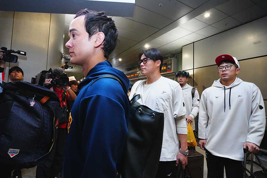 マイアミ国際空港に到着した侍ジャパン【写真：荒川祐史】