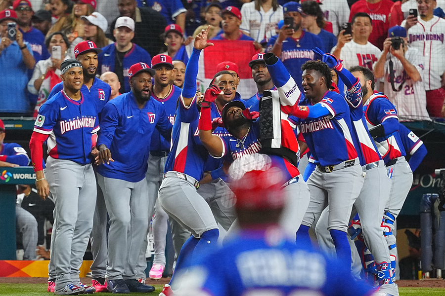 ゲレーロJr.のHRパフォーマンスで盛り上がるドミニカ共和国代表【写真：荒川祐史】