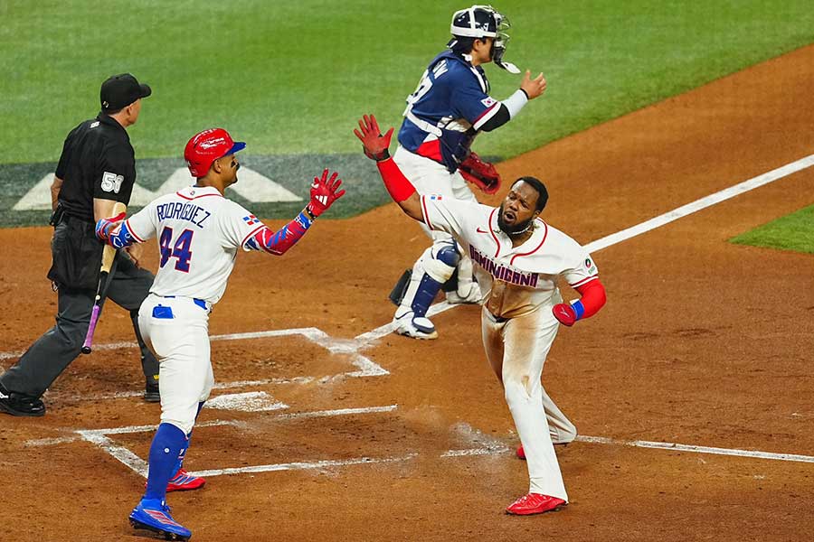 激走で一気に生還し、ハイタッチするゲレーロJr.（右）【写真：荒川祐史】