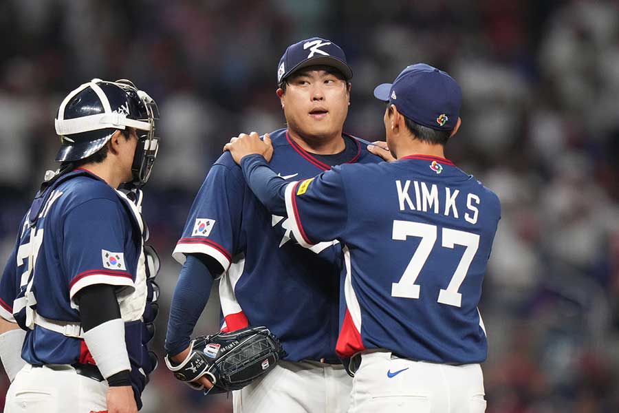 一挙3失点を喫し、降板となったリュ・ヒョンジン（中央）【写真：AP/アフロ】