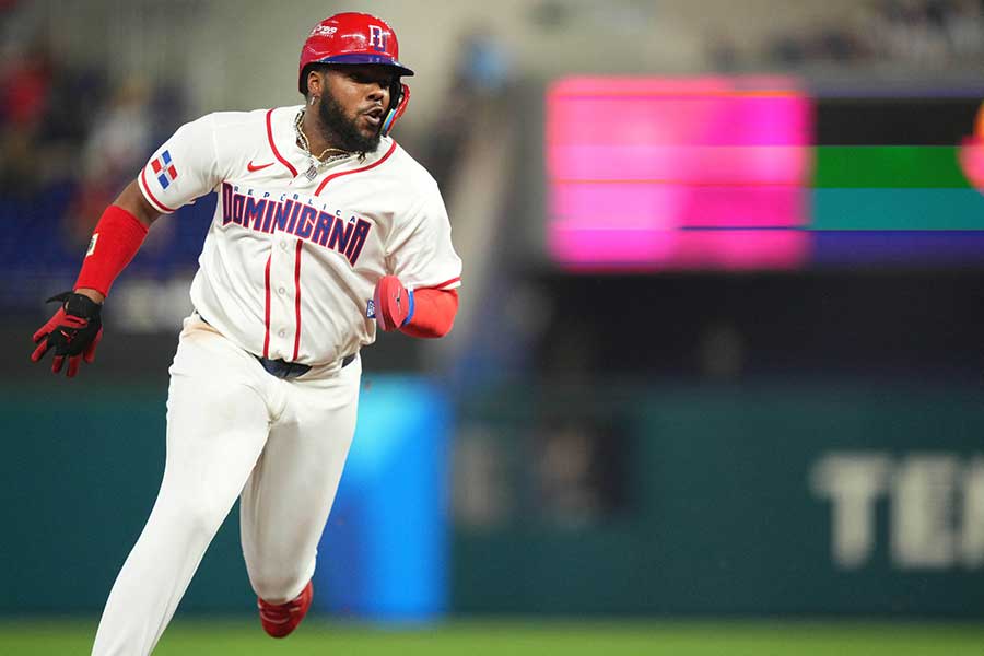 激走したゲレーロJr.【写真：ロイター】