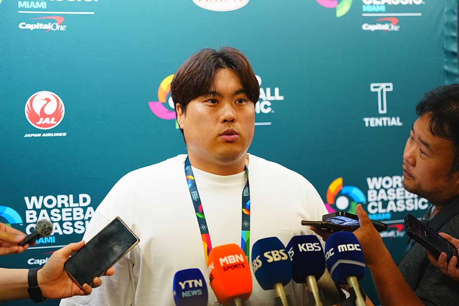 試合後に取材に応じるリュ・ヒョンジン【写真：荒川祐史】