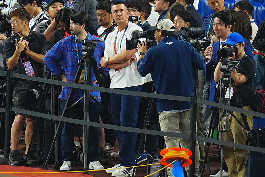 ローンデポ・パークに現れたヌートバー(中央)【写真:荒川祐史】