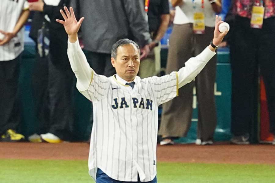 始球式を行った渡辺謙【写真:荒川祐史】