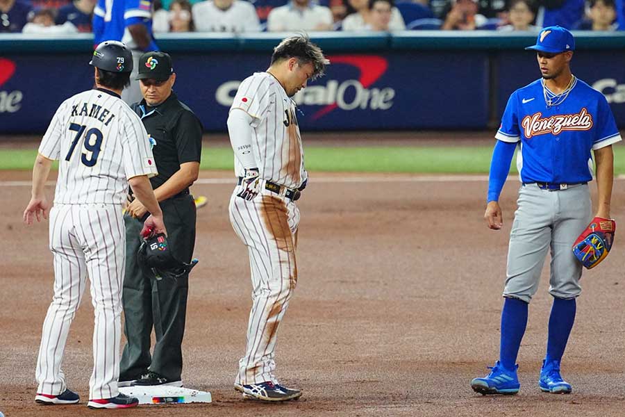 盗塁時に負傷し、二塁上で立ち尽くす鈴木誠也【写真:荒川祐史】