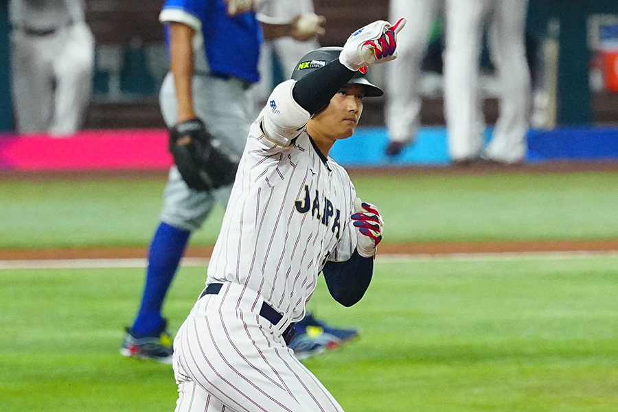 1回裏、先頭打者ホームランを放った大谷翔平【写真:荒川祐史】
