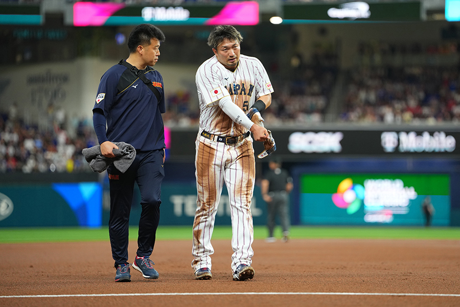 盗塁を試みた際に負傷し、自力で歩いてベンチへ下がる鈴木誠也【写真:Getty Images】