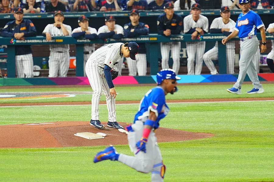 アクーニャJr.に先頭打者HRを打たれた山本由伸【写真:荒川祐史】