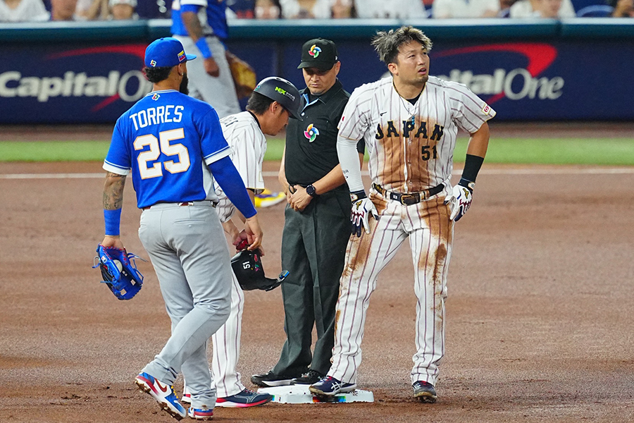 盗塁時に負傷し、二塁上で立ち尽くす鈴木誠也【写真:荒川祐史】