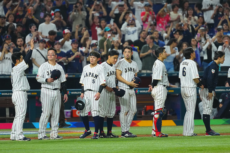 ベネズエラに敗戦後、ベンチ前に出てきてスタンドへ挨拶した侍ジャパン【写真:荒川祐史】