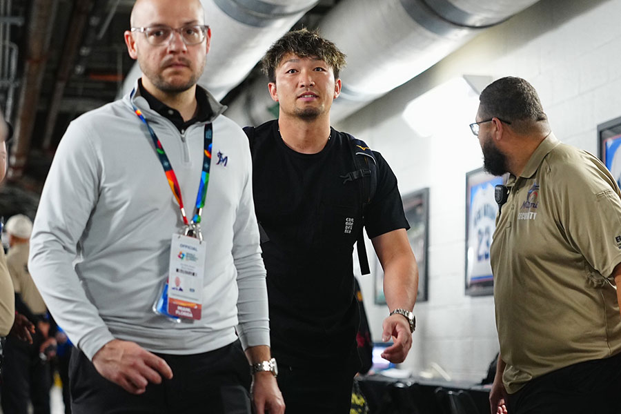 負傷交代した鈴木誠也【写真：荒川祐史】