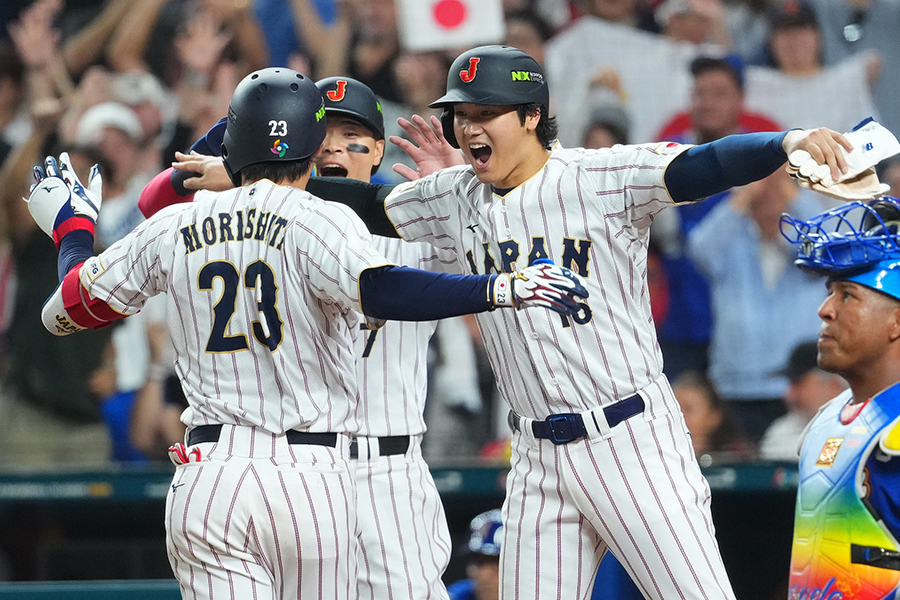 森下3ランをホームで出迎えて祝福する大谷翔平(右)【写真:Getty Images】