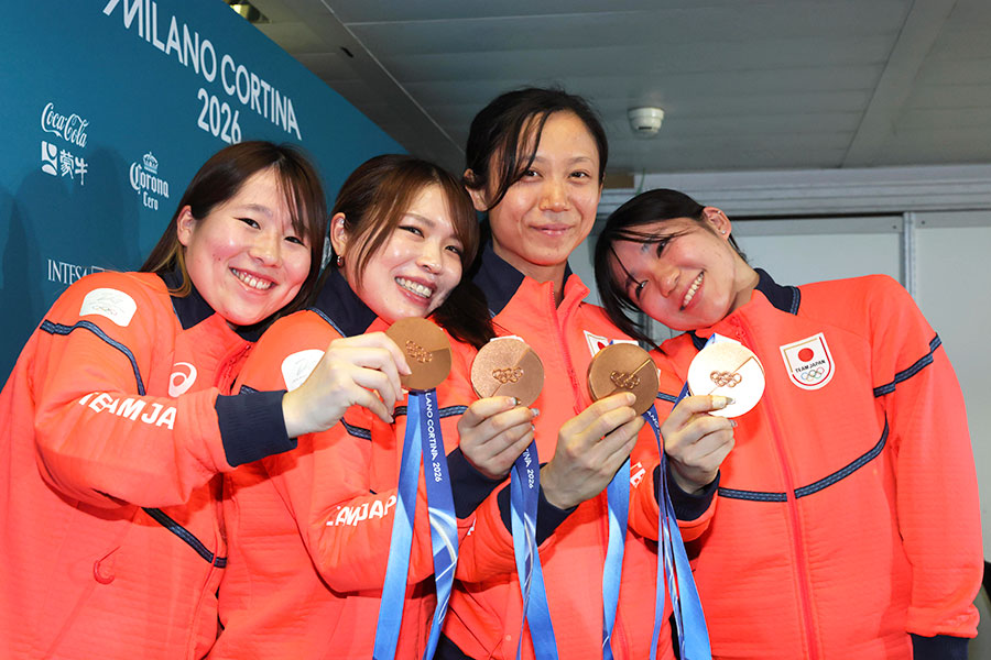 ミラノ五輪で団体パシュートで銅メダルを獲得した（左から）堀川桃香、佐藤綾乃、高木美帆、野明花菜【 写真：スポーツ報知/アフロ】