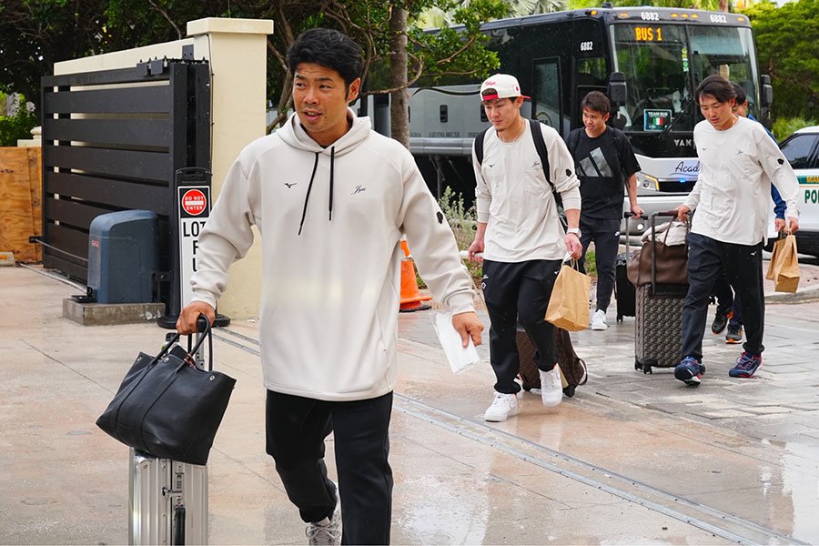 空港に向かうバスに乗り込む近藤健介ら侍ジャパンのNPB組の選手たち【写真：荒川祐史】
