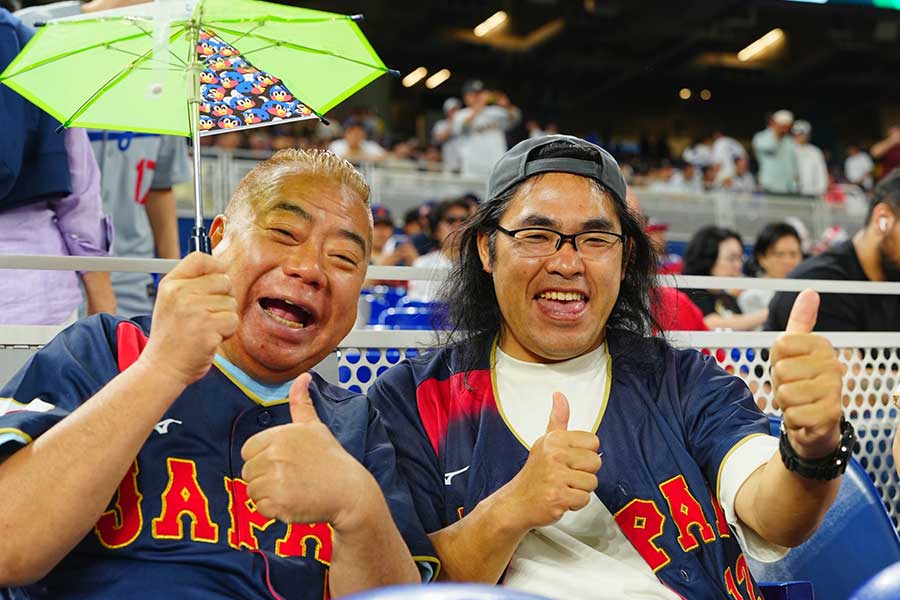 日本戦を現地観戦した出川哲朗と中岡創一（右）【写真：荒川祐史】