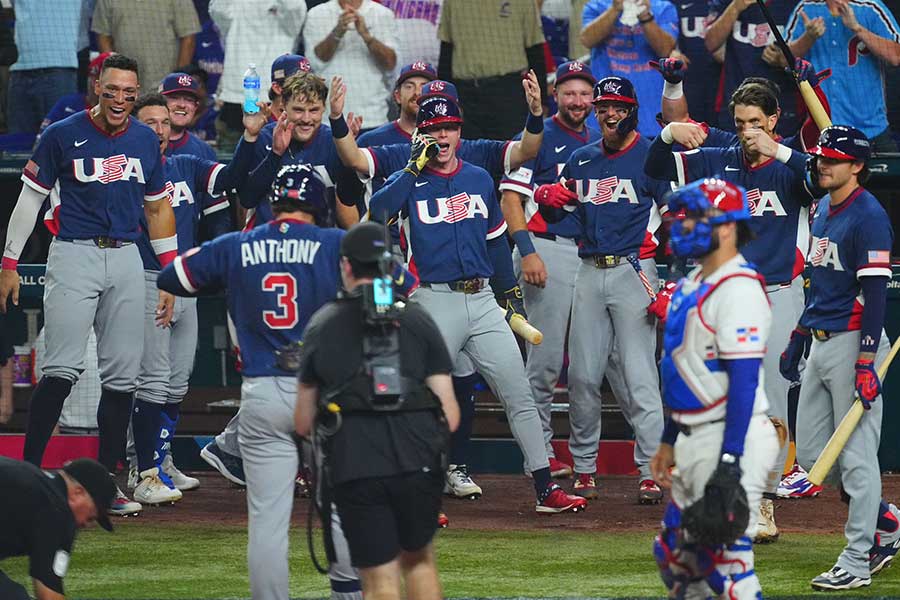 勝ち越し弾を放ったアンソニーを祝福する米国ナイン【写真:荒川祐史】