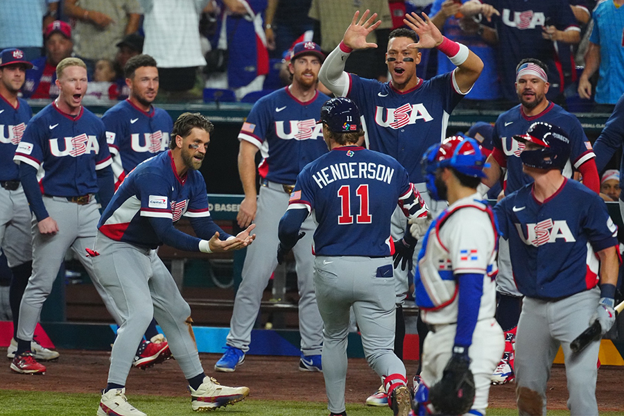 ガナー・ヘンダーソンの同点本塁打に歓喜する米国代表【写真:荒川祐史】