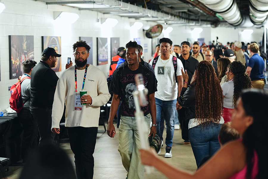 米国に敗れ、球場を後にするドミニカ共和国の選手たち【写真：荒川祐史】