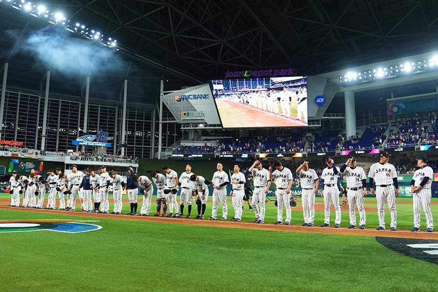 ベネズエラ戦に敗れ、整列する侍ジャパンの選手たち【写真:Getty Images】