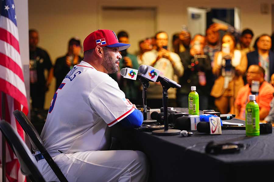 試合後の会見に臨んだアルバート・プホルス監督【写真：荒川祐史】