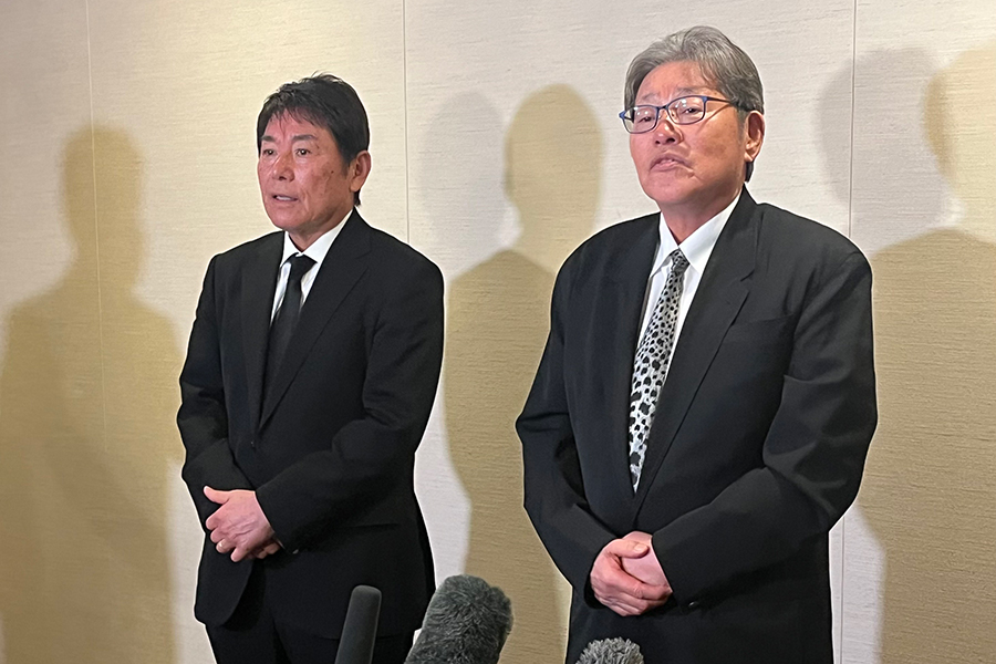 亡き兄・尾崎将司さんについて語るプロゴルファーで弟の直道（左）と健夫【写真：編集部】