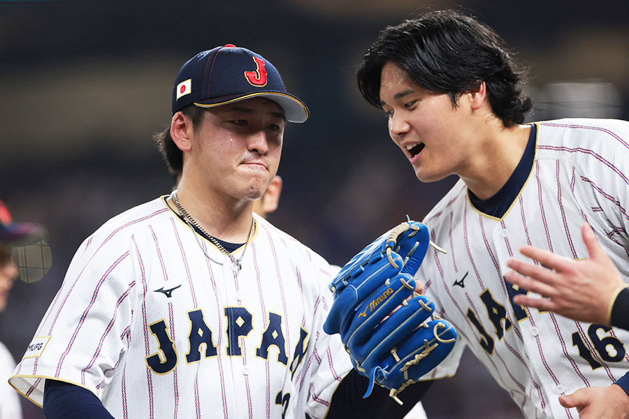 ベネズエラ戦、5回に登板した隅田知一郎(左)【写真:ロイター】