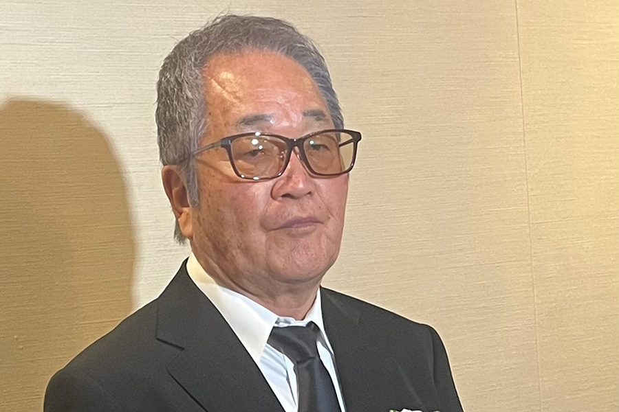 取材に応じた佐野木一志キャディー【写真：編集部】