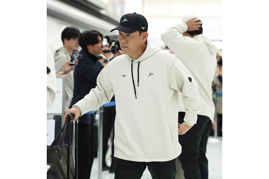 帰国した侍ジャパンの井端弘和監督【写真:スポーツ報知/アフロ】