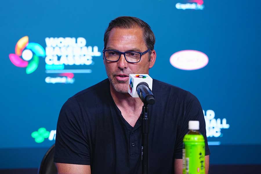 会見を行ったマーク・デローサ監督【写真:荒川祐史】