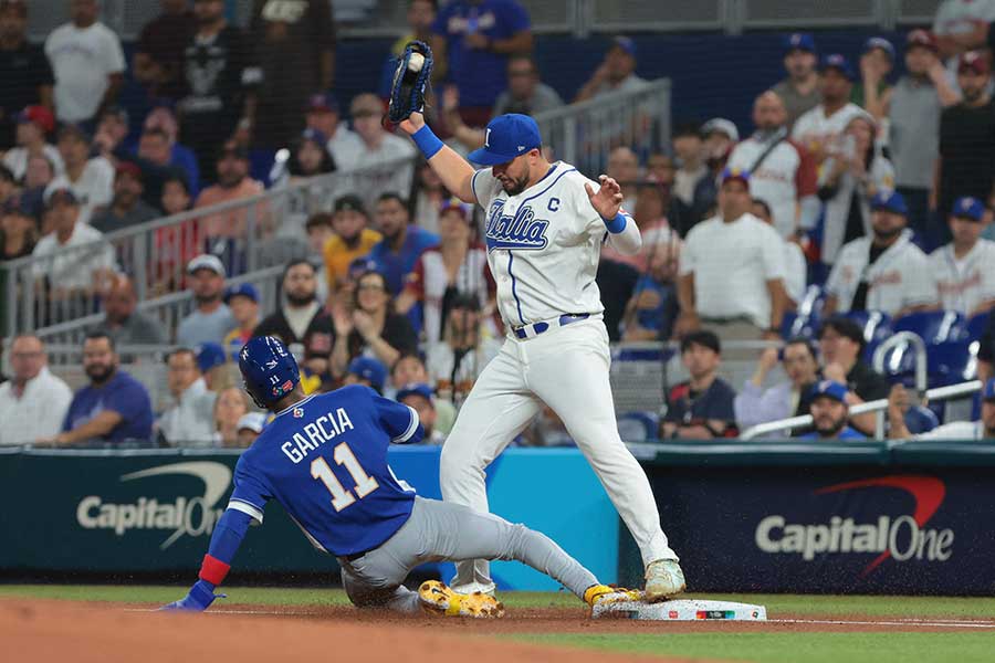 頭脳プレーにより走者が一塁でアウトになった瞬間【写真：ロイター】