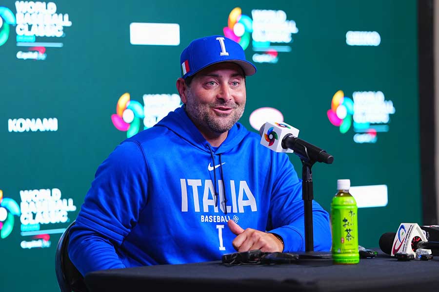 会見を行ったイタリアのフランシスコ・セルベリ監督【写真：荒川祐史】