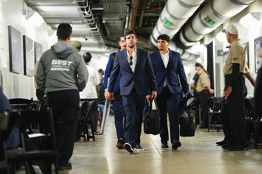 スーツ姿で球場を後にしたイタリア代表【写真：荒川祐史】