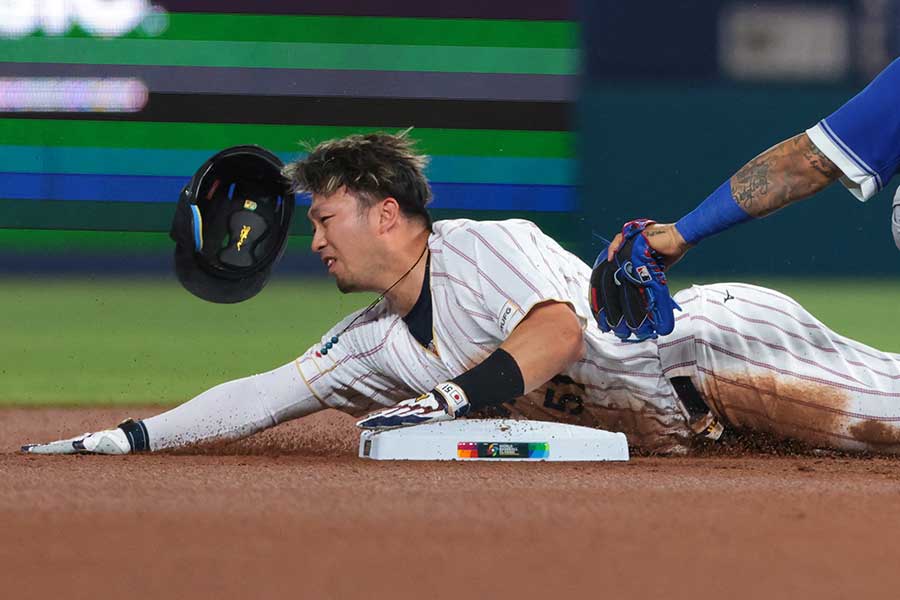 負傷交代した鈴木誠也【写真：ロイター】