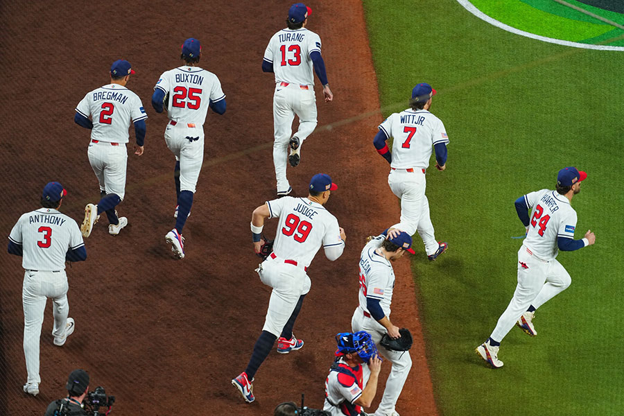 1回表の守備につくWBCアメリカ代表【写真：荒川祐史】