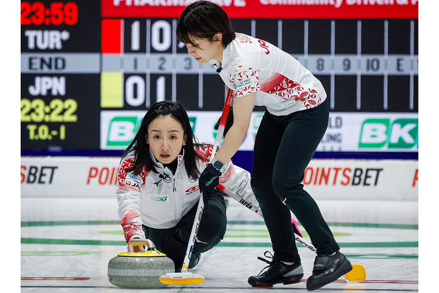 カーリングの女子世界選手権に出場したロコ・ソラーレの藤澤五月（左）と鈴木夕湖【写真：AP/アフロ】
