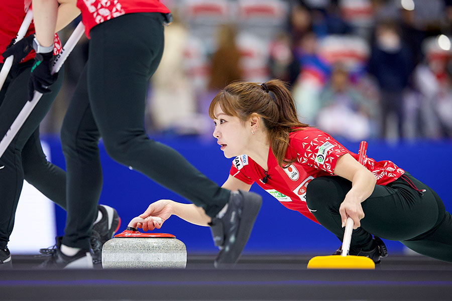 女子世界選手権に出場したロコ・ソラーレの吉田知那美【 写真：Anil Mungal/アフロ】