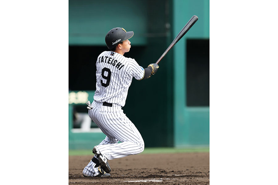 オリックス戦で“プロ1号”を放った立石正広【写真：産経新聞社】