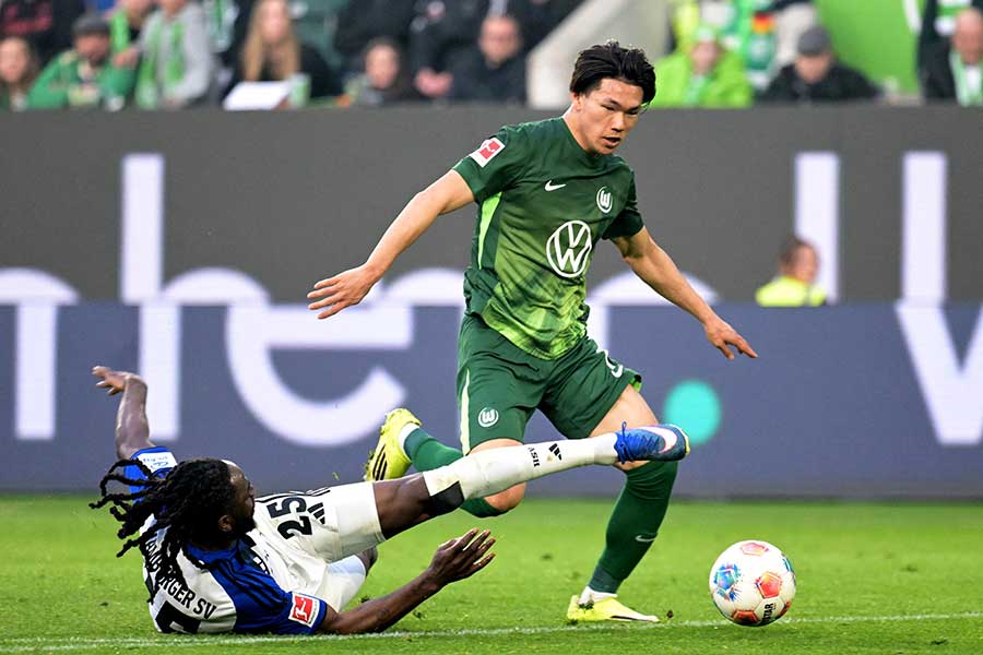 塩貝健人（右）【写真：ロイター】